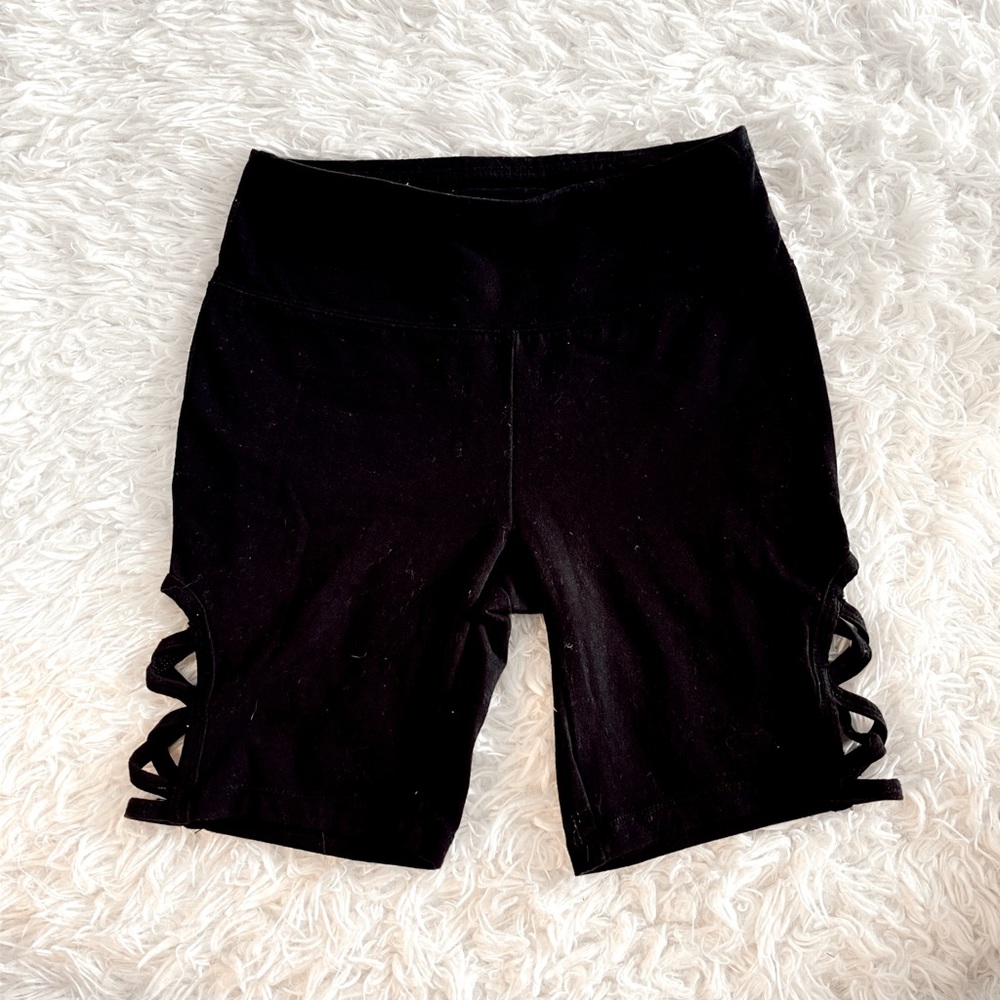 Biker shorts with cross cross pattern on side